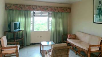 Basic Apartment, 2 Bedrooms, Non Smoking, Sea View | Ruang tamu | TV