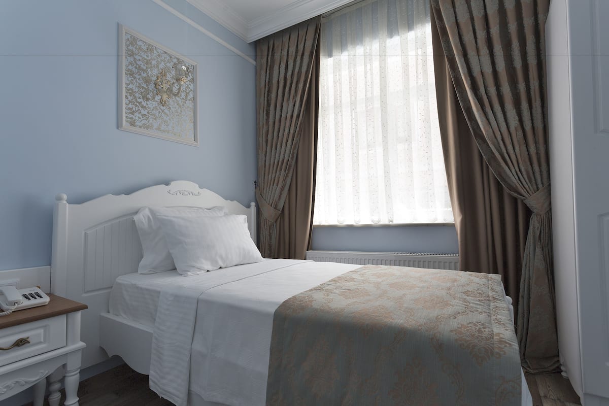 Standard Single Room | Minibar, individually decorated, individually furnished, desk
