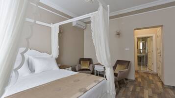 Deluxe Room | Minibar, individually decorated, individually furnished, desk