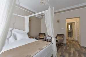 Deluxe-Zimmer | Minibar, individuell dekoriert, individuell eingerichtet, Schreibtisch