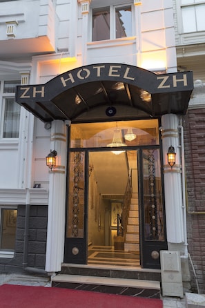 The entrance of the hotel with a sign reading "ZH HOTEL ZH". - Zeynep Hatun Otel (Biga)