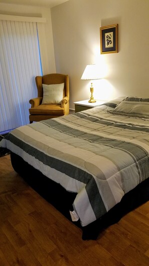 Standard Double Room, 1 Queen Bed, Non Smoking | Individually furnished, desk, free WiFi, bed sheets - Becket Motel (Becket)