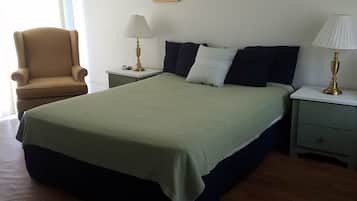 Standaard tweepersoonskamer, 1 queensize bed, niet-roken | Individueel gemeubileerd, een bureau, gratis wifi, beddengoed