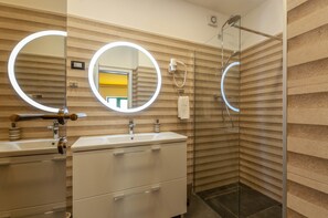Shower, hydromassage showerhead, free toiletries, hair dryer - Xboutique (Sibenik)