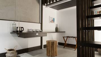 Room 1, Quadruple | In-room safe, desk, soundproofing, free WiFi