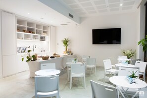 Daily continental breakfast (EUR 15 per person) - Le B Complexe Hôtel (Lozanne)