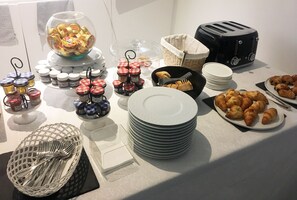 Daily continental breakfast for a fee - Le B Complexe Hôtel (Lozanne)