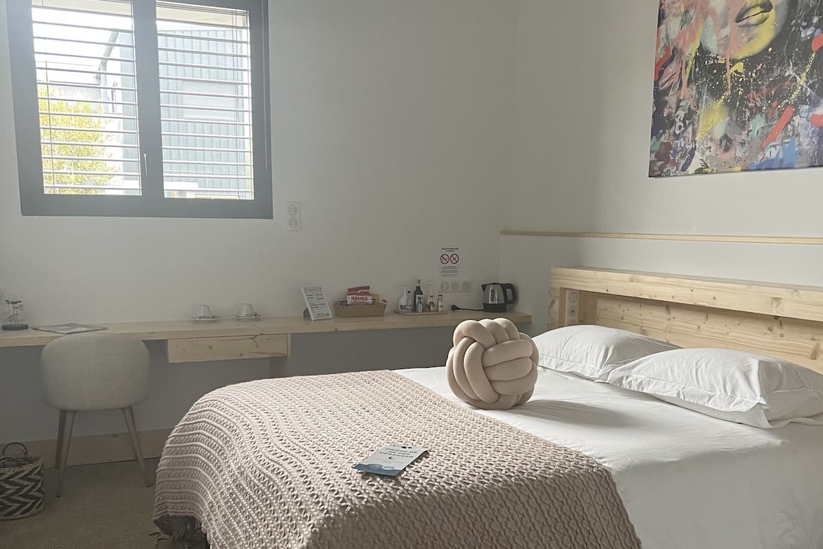 Chambre 102 double | 1 Schlafzimmer, Zimmersafe, Schreibtisch, schallisolierte Zimmer