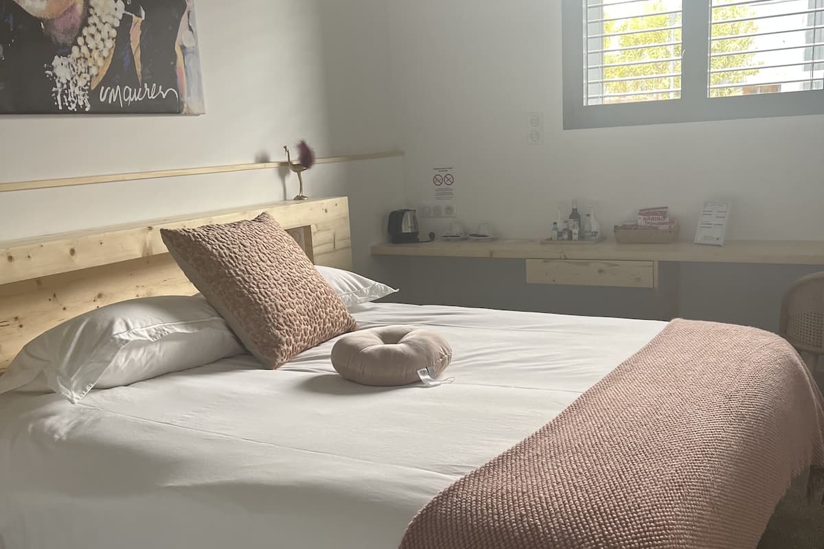 Chambre 103 double | 1 Schlafzimmer, Zimmersafe, Schreibtisch, schallisolierte Zimmer