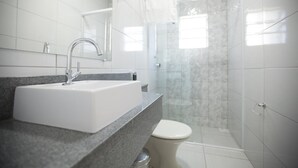 Ein modernes Badezimmer mit Waschbecken, Dusche und Toilette.