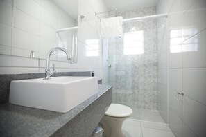 Habitación triple clásica, 1 habitación | Lavabo en el baño