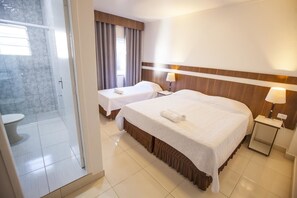 Habitación triple clásica, 1 habitación | Baño | Regadera, amenidades de baño gratuitas, bidet, toallas 