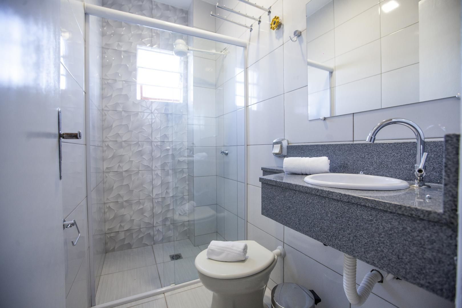standard quadruple room | bathroom | shower, free toiletries, bidet, towels
