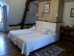 Suite (4 pers) | Decoración personalizada, muebles diferentes, cunas y wifi gratis 