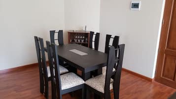 Apartemen, 2 kamar tidur | Makan di kamar