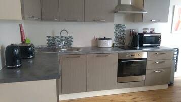 Apartemen Premium, 1 Tempat Tidur Double dengan tempat tidur Sofa | Dapur pribadi | Lemari es, microwave, oven, dan kompor