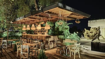 2 bars/lounges, poolside bar