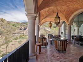 2 bares, bar junto a la piscina