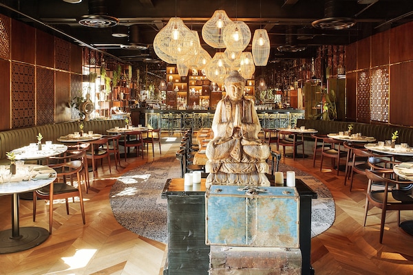 3 restaurantes; se sirve desayuno, almuerzo, cena y brunch
