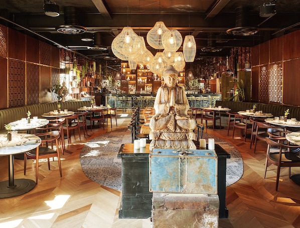 3 restaurants; breakfast, lunch, dinner, and brunch served