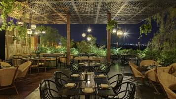 3 restaurantes; se sirven desayunos, comidas, cenas y brunch