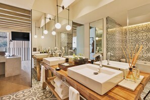 Separate bathtub and shower, deep-soaking bathtub, rainfall showerhead - Live Aqua San Miguel de Allende (San Miguel de Allende)