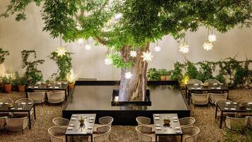 3 restaurantes; se sirven desayunos, comidas, cenas y brunch