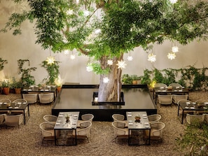 3 restaurants; breakfast, lunch, dinner, and brunch served