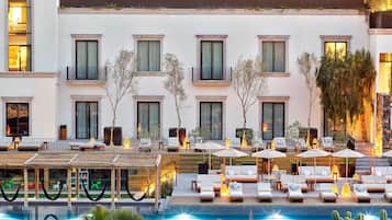 Outdoor pool, free cabanas, pool umbrellas