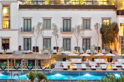 Outdoor pool, free cabanas, pool umbrellas