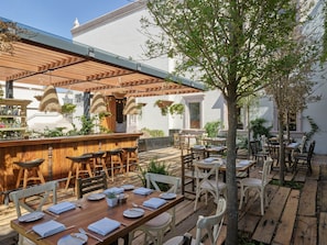 3 restaurantes, se sirven desayunos, comidas, cenas y cocina asiática