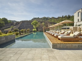 Una piscina al aire libre, camas de piscina gratis, sombrillas