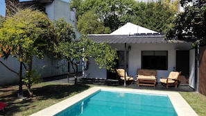 Piscina externa sazonal, espreguiçadeiras