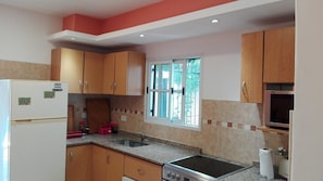 Casa standard, 2 quartos | Cozinha privada | Geladeira grande, micro-ondas, fogão, cooktop