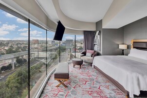 Deluxe Room (1 King View) | Egyptian cotton sheets, premium bedding, down comforters, pillowtop beds