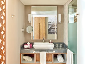 Articles de toilette (gratuits), séchoir à cheveux, serviettes fournies