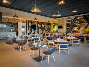 Breakfast, lunch, dinner served; international cuisine, alfresco dining