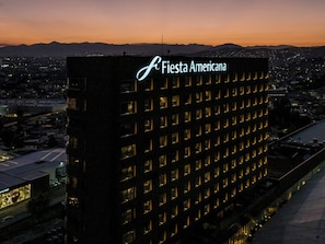 A high-rise building with a prominent sign reading 'Fiesta Americana'. - Fiesta Americana México Satélite (Tlalnepantla de Baz)