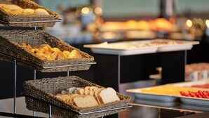 A buffet with various food items displayed in wicker baskets. - Fiesta Americana México Satélite (Tlalnepantla de Baz)