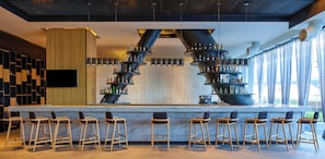 Alfresco dining, serves breakfast, lunch, and dinner