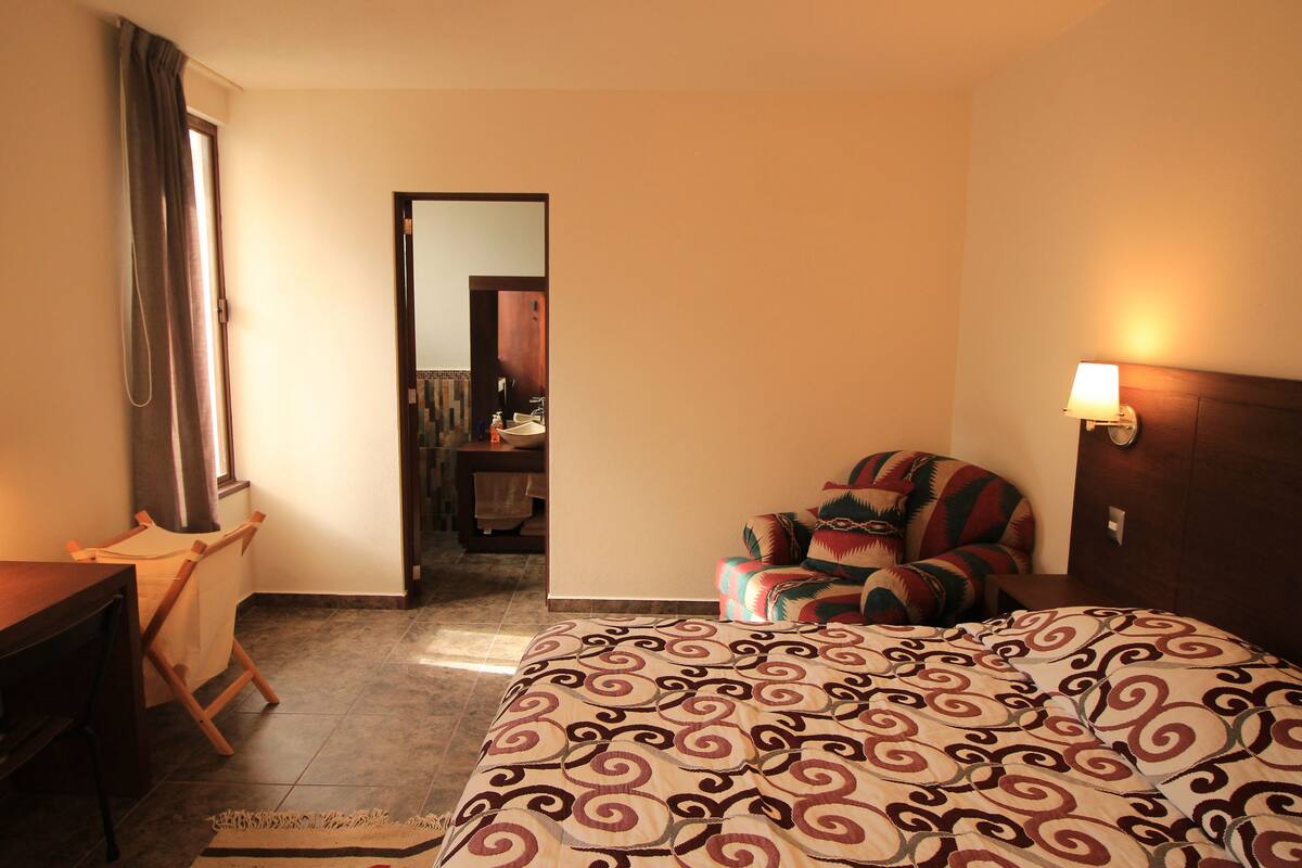 Loft familiar, 2 habitaciones, planta baja | Escritorio y espacio para trabajar con un portátil