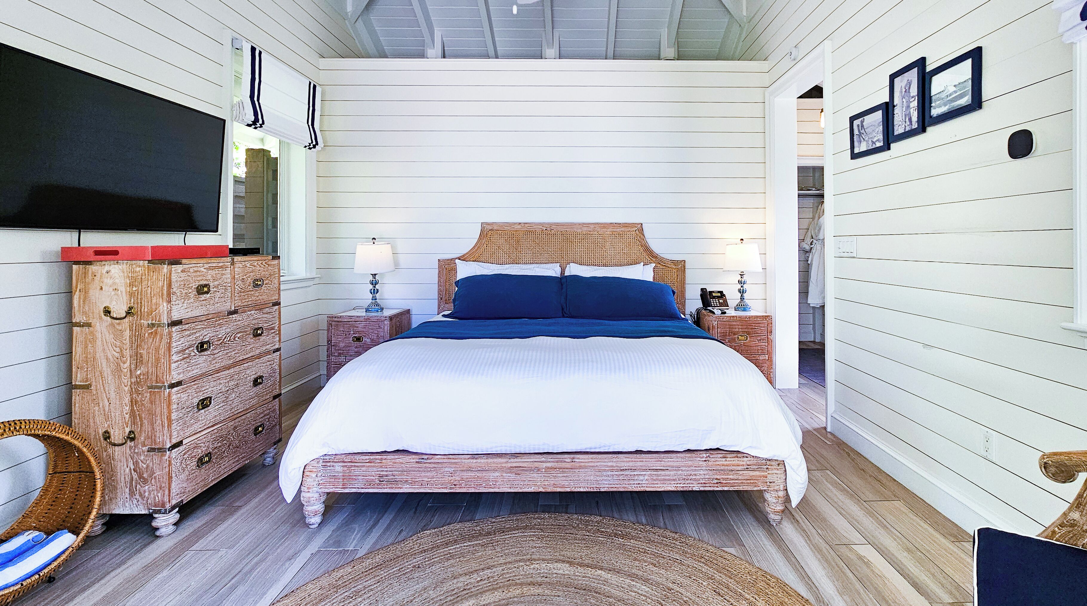 bungalow, 1 king bed, ocean view | iron/ironing board, free wifi, bed sheets