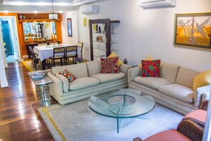 Apartment (JL-101 (BBR)) | Living room | Flat-screen TV - All in Rio - Deliciosa Varanda no Leblon (Rio de Janeiro)