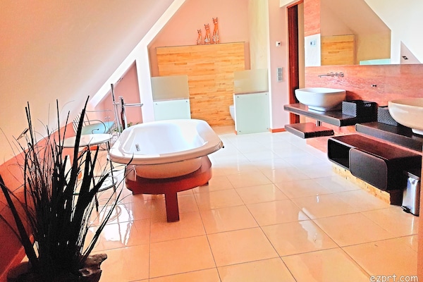 Exclusive Suite, 1 Bedroom | Bathroom | Free toiletries, hair dryer, towels