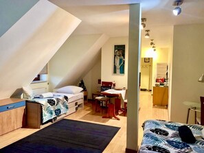 Classic-studiosuite - flere senge - privat badeværelse | Strygejern/strygebræt, gratis Wi-Fi, sengetøj