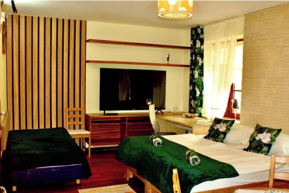 Tabla de planchar con plancha, wifi gratis y ropa de cama