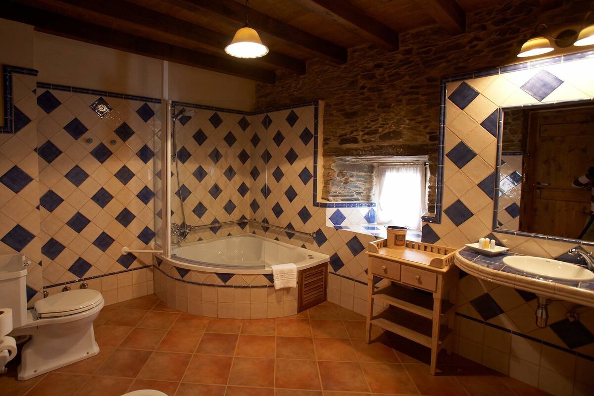 Une salle de bain avec une baignoire sur pieds, un lavabo et des toilettes.