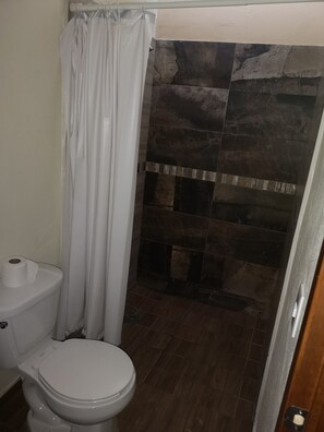 Dusche, kostenlose Toilettenartikel, Haartrockner, Handtücher