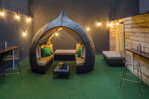 Suite estándar, 1 cama de matrimonio grande (Smoke Free) | Ropa de cama de alta calidad, caja fuerte, cortinas opacas