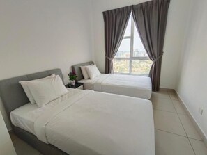 Apartamento, 3 habitaciones | 3 dormitorios, sistema de insonorización, tabla de planchar con plancha